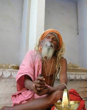 סאדהו מרחיב את דעתו בעזרת חשיש