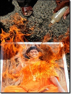 חסידים לשעבר שורפים את תמונתו של ניתיאננדה