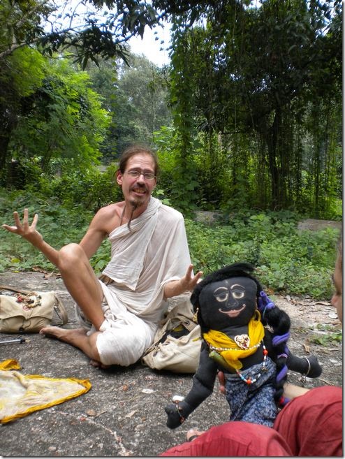 הסאדהו הבהאיי ובובת קרישנה שהכין לעצמו