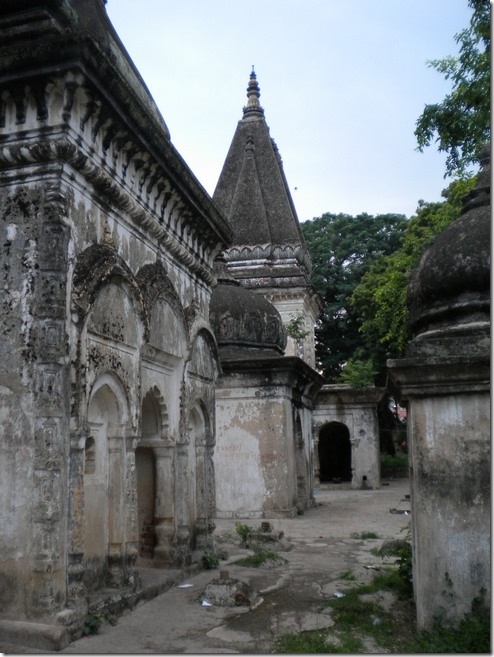 מקדש נטוש בבודה-גאיה. הוא חלק מהקומפלקס המרכזי של המקדש הבודהיסטי הגדול, אבל נותר שיוויסטי (כלומר, אחרי השטלתותם של ברהמינים על המקדש ולפני הגעתם של הבריטים) - במקום פזורים לינגמים לרוב. כעת, בצורה מדהימה, הוא פשוט נטוש, והודים מקומיים משתמשים במבנים כדי לשחק קלפים ולעשן חשיש בסתר