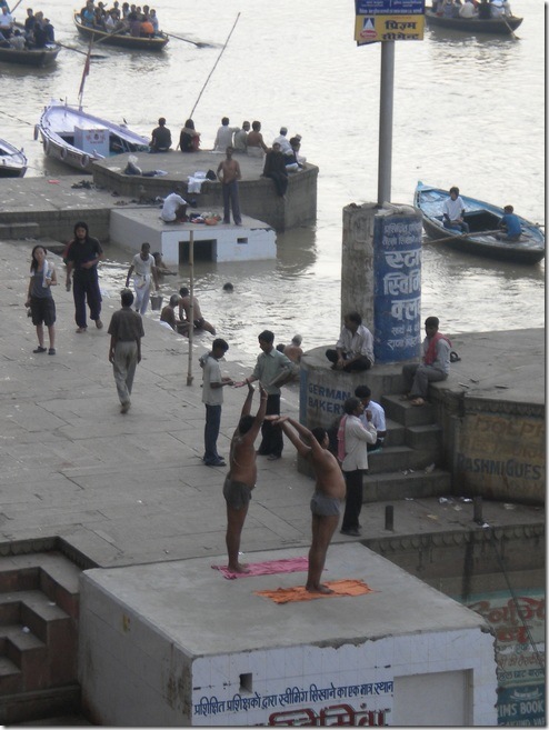 יוגה, על הבוקר, ליד הגנגס