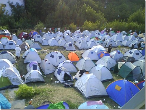 עיר האוהלים מעל בית הקברות היהודי ההרוס