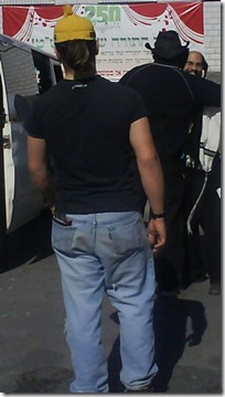 שימו לב לבקבוקון האלכוהול בכיס האחורי