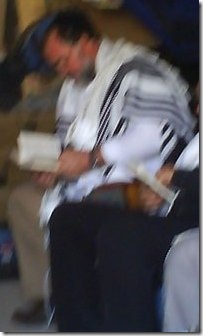 אברהם זגדון בעת תפילה. יצא קצת מטושטש, אני יודע