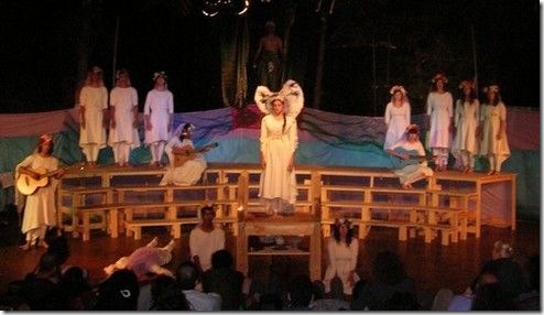 מתוך המחזה  "קרבן". הבתולה, במרכז, עומדת להיות מוקרבת למלכיטוס, שניתן לראות את צלליתו מאחוריה