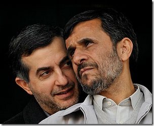 אחמדינג'אד ומשאי, ברגע אינטימי. תצלום של אלירזה סוטקבאר