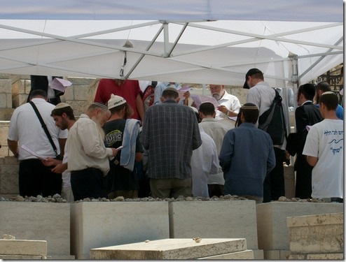 תלמידי הרב וחסיד ברסלב אחד מתפללים על הציון הקדוש של הראי"ה, ג' אלול תשע"א, צהריים