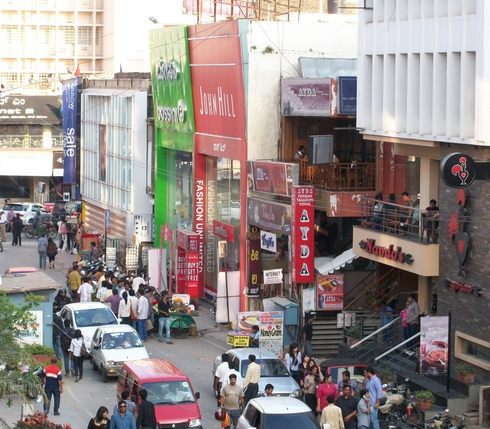 רחוב ראשי בבנגלור, על מותגיו