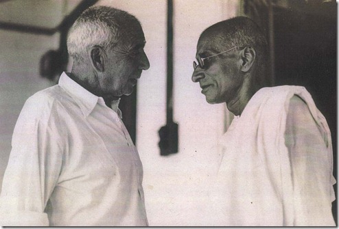 גנדהי וקלנבך בפגישתם ביולי 1937 גנדהי וקלנבך בפגישתם ביולי 1937