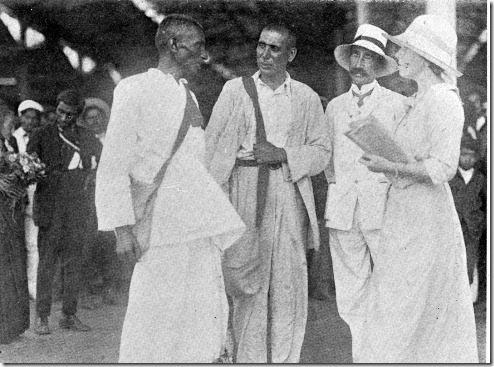 גנדהי משמאל וקלנבך במרכז גנדהי משמאל וקלנבך במרכז