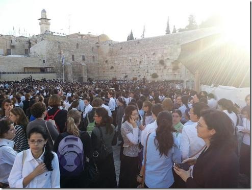 רחבת הכותל מלאה בבנות סמינרים חרדיות שבאו להתפלל "תפילת מחאה" כנגד נשות הכותל, יום שישי, 10.5