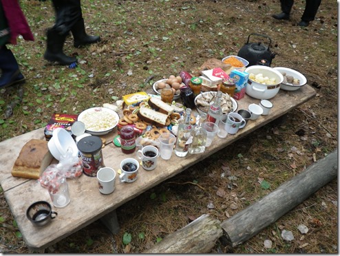 שולחן הסעודה של ארוחת הקרבן בטקס לאלת הנהר. על פי המנהג בשבט יש חובה לאכול ולשתות את כל ארוחת המנחה - כולל כל בקבוקי הוודקה שולחן הסעודה של ארוחת הקרבן בטקס לאלת הנהר. על פי המנהג בשבט יש חובה לאכול ולשתות את כל ארוחת המנחה - כולל כל בקבוקי הוודקה