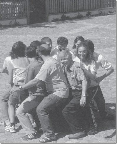 הופשטטר, מחייך מלפנים, בלולאה מוזרה שמחזיקה את עצמה. התמונה מתוך הספר