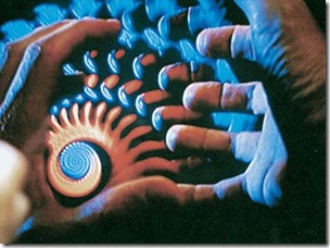 גם פידבק של צליל או תמונה הוא לולאה מוזרה. התמונה מתוך הספר