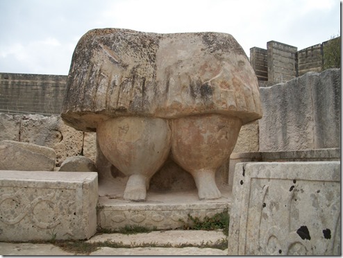 רגלי פסל האלה העומדת. צילום שלי באתר המקדש בטרשין