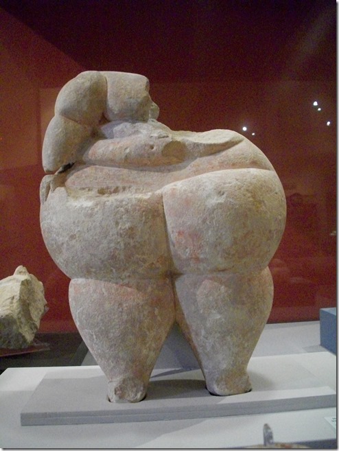 צלמית שנמצאה במקדש במלטה. מוצגת היום במוזיאון הלאומי