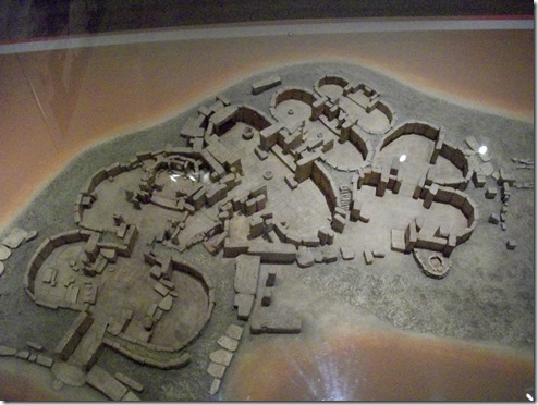 דגם אחד המקדשים. התאים מעוגלים ומסודרים אחד אחרי השני. אפשר לדמות את הכניסה למקדש ככניסה לגוף נשי, גוף האלה, ואת הטקס כעיבורה. היציאה מהמקדש היא הלידה מחדש.