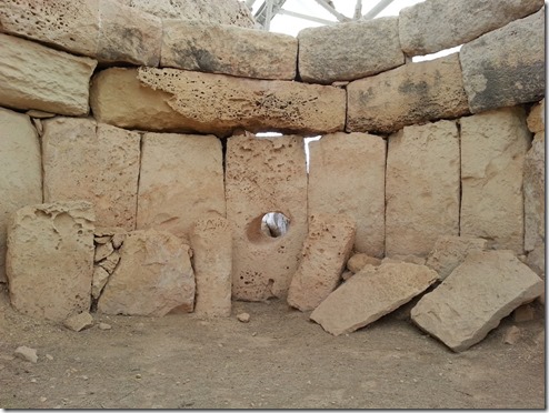 באחד מקירות המקדש בחל-ספליני ישנו חור בערך בכותר של 30 ס"מ. מתוך השוואה עם מקדשים עתיקים אחרים, ההשערה היא שמדובר בחור שמצדו האחד, בתוך המקדש, עמד נביא או עמדה נביאה, וסיפקה נבואות עבור ההדיוטות מצדו החיצוני, שעמדו בתור כדי לקבל את נבואותיהם.