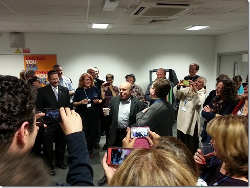 נתן שרנסקי מדבר בקבלת פנים. לידו עומד ח"כ דב ליפמן ('יש עתיד')