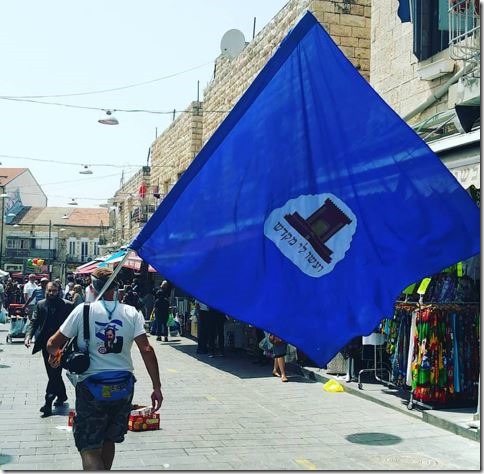 דגל בית המקדש, כומתת גולני, חולצת כהנא, טייפ שמשמיע את 'התקווה' של 'הצל' - שימוש בסמלים דתיים כדי להעצים לאומיות דגל בית המקדש, כומתת גולני, חולצת כהנא, טייפ שמשמיע את 'התקווה' של 'הצל' - שימוש בסמלים דתיים כדי להעצים לאומיות