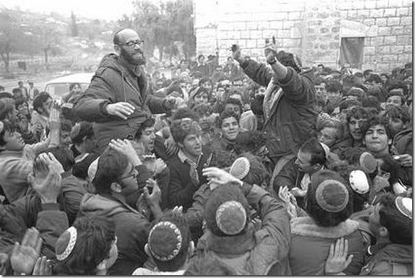 חנן פורת והרב משה לוינגר נישאים על כפיים אחרי הפשרה עם הממשלה בסבסטיה, 1975 חנן פורת והרב משה לוינגר נישאים על כפיים אחרי הפשרה עם הממשלה בסבסטיה, 1975