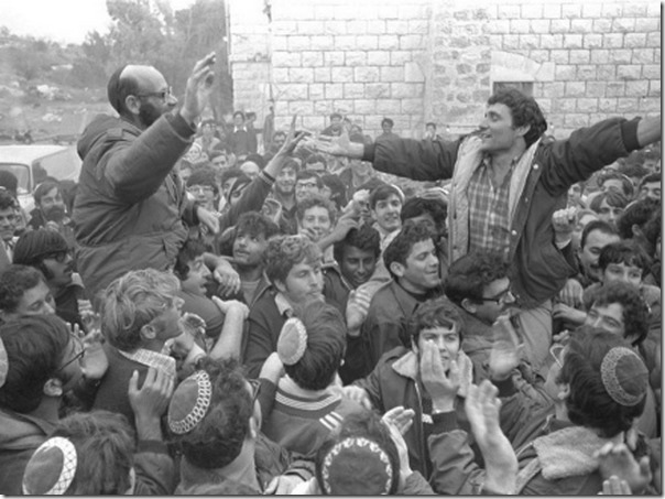 חנן פורת והרב משה לוינגר נישאים על כפיים אחרי הפשרה עם הממשלה בסבסטיה, 1975 חנן פורת והרב משה לוינגר נישאים על כפיים אחרי הפשרה עם הממשלה בסבסטיה, 1975