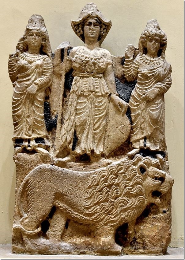 במרכז האלה אללאת. מצדדיה כנראה אלעזא ומנאת במרכז האלה אללאת. מצדדיה כנראה אלעזא ומנאת